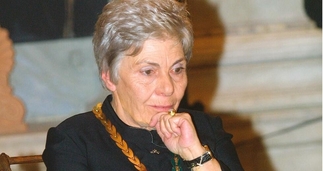 «Παυσίπονη σταγόνα η ποίηση, σε έναν ωκεανό λύπης»