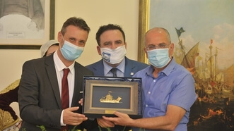 Γιατί μόνο εορτασμοί; Να στείλουμε και στρατό στο Ιράν!