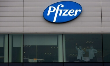 ΗΠΑ: Τεράστιες πιέσεις από τον Λευκό Οίκο για την έγκριση του εμβολίου της Pfizer