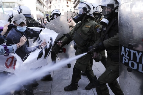 Ακραία καταστολή κατά πάντων, βίαιες προσαγωγές και επίθεση στον Έκτορα Κουφοντίνα στη συγκέντρωση αλληλεγγύης