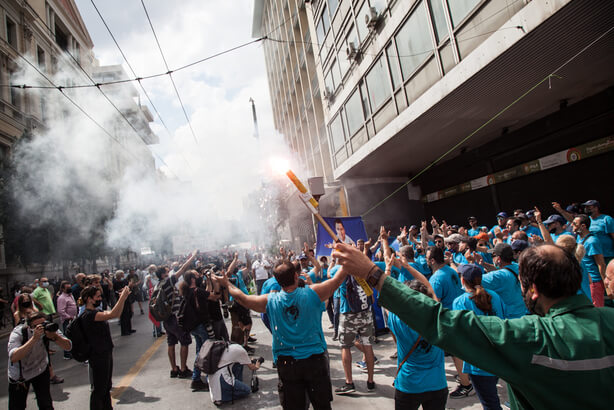 Μαζική κινητοποίηση με χιλιάδες εργαζόμενους να φωνάζουν «όχι» στο αντεργατικό νομοσχέδιο