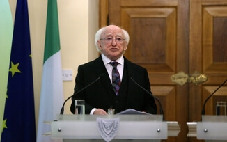 Ο Ιρλανδός πρόεδρος αποχαιρετά τον Μίκη Θεοδωράκη -Η σύνδεση Ελλάδας και Ιρλανδίας στο «Γελαστό Παιδί»