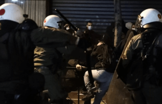 Άγρια καταστολή με ξύλο, κρότου λάμψης και δακρυγόνα στην πορεία κατά της αστυνομικής βίας στο Σύνταγμα