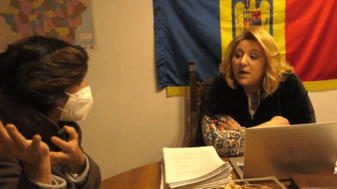 Ρουμανία: Αντιεμβολιάστρια βουλευτής κράτησε όμηρο Ιταλίδα δημοσιογράφο