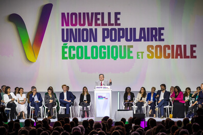 Το ελληνικό γράμμα «ν» είναι το σήμα της Νέας Λαϊκής Ενωσης του Μελανσόν