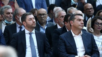 Η διαμάχη ΣΥΡΙΖΑ – ΠΑΣΟΚ έστρωσε τον δρόμο στον Μητσοτάκη: η τύχη της «δημοκρατικής παράταξης» και ο θυμός του ανώνυμου δημοκράτη