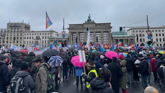 H μεγάλη αντι-πολεμική διαδήλωση στο Βερολίνο (25 Νοέμβρη)