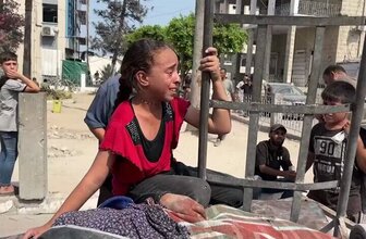 Τα έργα των Φασιστών: Ένα μικρό κορίτσι πενθεί τη μάνα του