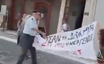 Με τη βία κατέβασαν πανό για το έγκλημα των Τεμπών για να μην ενοχληθεί ο Κ.Τασούλας!