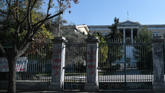 «Μετά τον “εχθρό φοιτητή”, ο εχθρός λαός;» | Απόφοιτοι και καθηγητές ζητούν την παραίτηση του πρύτανη του ΕΜΠ