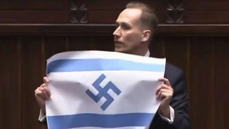 Πολωνία: Βουλευτής έδειξε σημαία του Ισραήλ με ναζιστική σβάστικα μέσα στη Βουλή