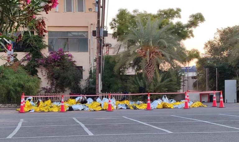 Απερίγραπτος ξεπεσμός για την Κρήτη: Μετανάστες κοιμούνται στην άσφαλτο περιφραγμένοι από αστυνομική κορδέλα